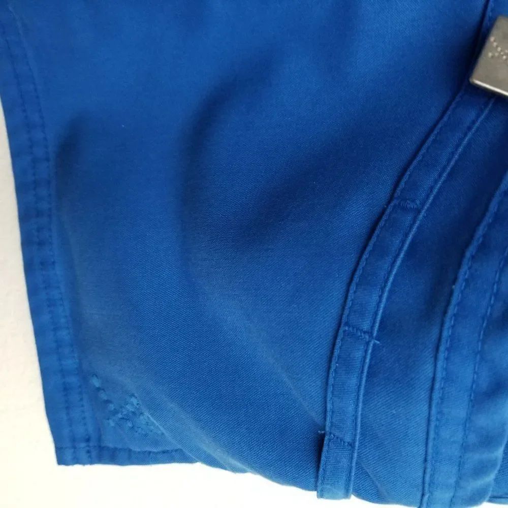 ERGO LIFE THREADS SCRUB V-NECK TOP - Picture 7 of 12